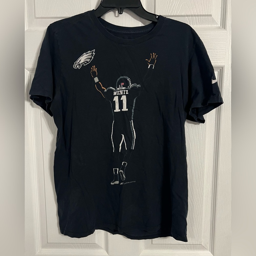 The Nike Tee Men’s Medium Black Philadelphia Eagles Carson Wentz Football Player